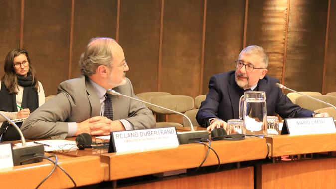 De izquierda a derecha, Roland Dubertrand, Embajador de Francia en Chile, y Mario Cimoli, Secretario Ejecutivo Adjunto de la CEPAL.