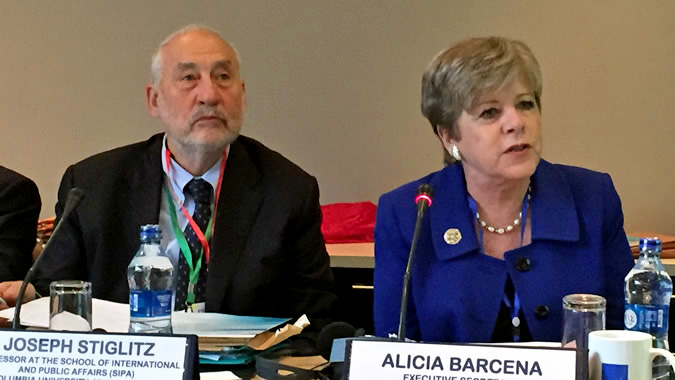 Foto del Premio Nobel de Economía Joseph Stiglitz y la Secretaria Ejecutiva de la CEPAL, Alicia Bárcena