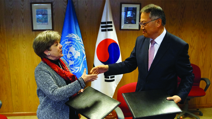 Alicia Bárcena, ECLAC's Executive Secretary and the Korean Republic’s Ambassador to Chile, In-gyun Chung.