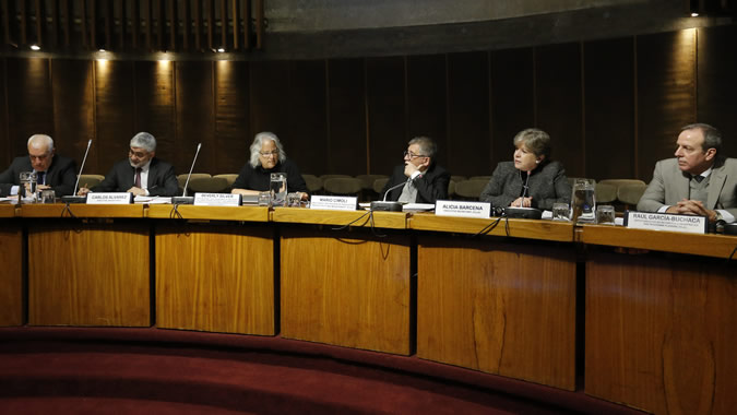 De izquierda a derecha: Carlos Álvarez, Director de InvestChile; Beverly Silver, Profesora y Jefa del Departamento de Sociología de la Universidad Johns Hopkins y Directora del Centro Arrighi para Estudios Globales de la misma casa de estudios; Mario Cimoli, Director de la División de Desarrollo Productivo y Empresarial de la CEPAL; Alicia Bárcena, Secretaria Ejecutiva; y Raúl García-Buchaca, Secretario Ejecutivo Adjunto para Administración y Análisis de Programas.  