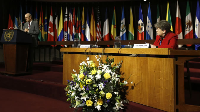 Ricardo Ffrench-Davis and Alicia Bárcena, ECLAC’s Executive Secretary.