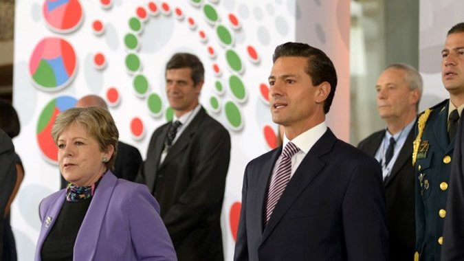 foto de la Secretaria Ejecutiva de la CEPAL, Alicia Bárcena, y el Presidente de México, Enrique Peña Nieto, durante la inauguración del evento.