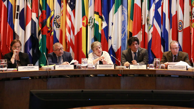 Alicia Bárcena, Secretaria Ejecutiva de la CEPAL (al centro), presenta en conferencia de prensa el informe Panorama Social de América Latina 2018.