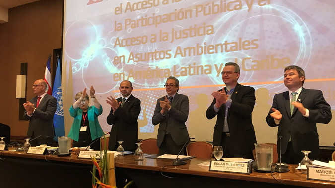 Foto del momento de la adopción del Acuerdo Regional (marzo de 2018)