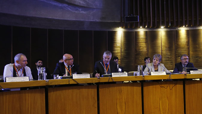 De izquierda a derecha: Roberto Rigobon, del MIT; Alexandre Barbosa, Jefe del CETIC.br; Rodrigo Ramírez, Subsecretario de Telecomunicaciones de Chile; Alicia Bárcena, Secretaria Ejecutiva de la CEPAL; y Mario Cimoli, Director de la División de Desarrollo Productivo y Empresarial de la CEPAL.