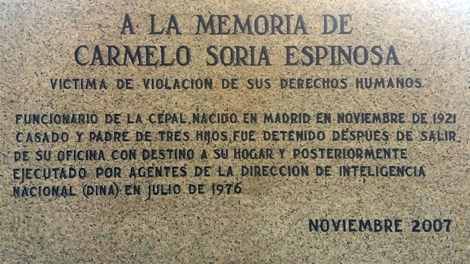 foto de la placa erigida por la CEPAL en su sede en Santiago de Chile.