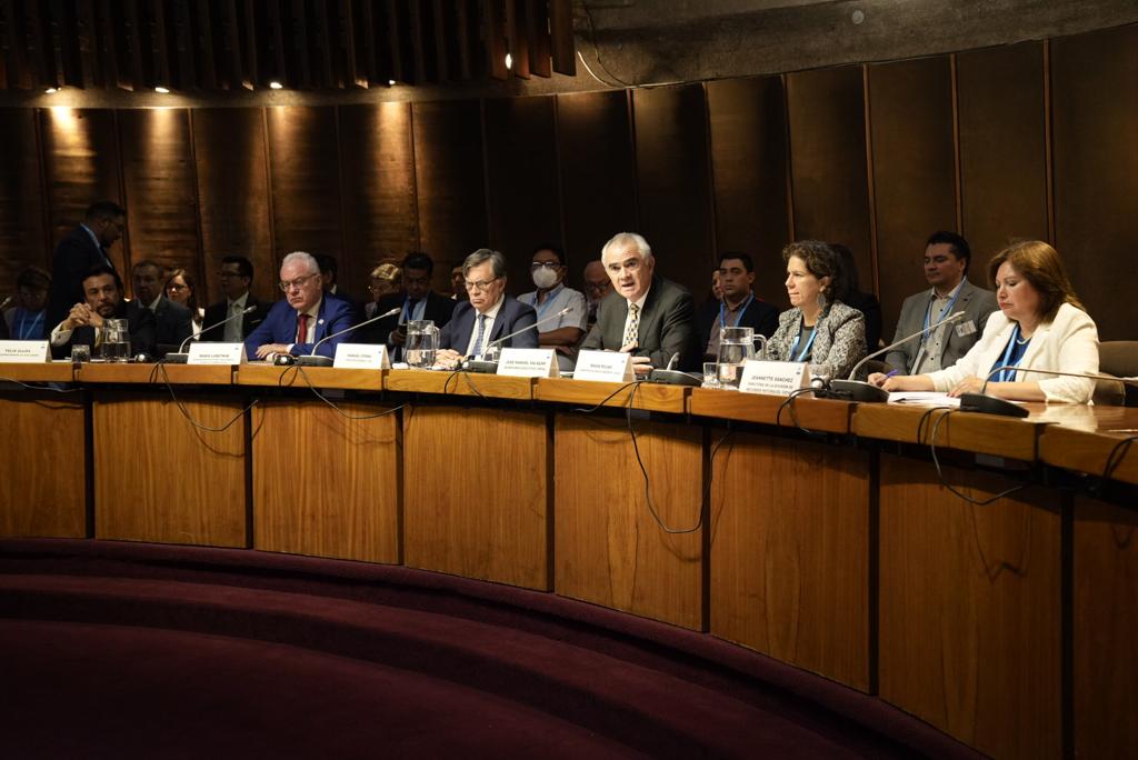 Fotografía de los participantes en la inauguración de la reunión.