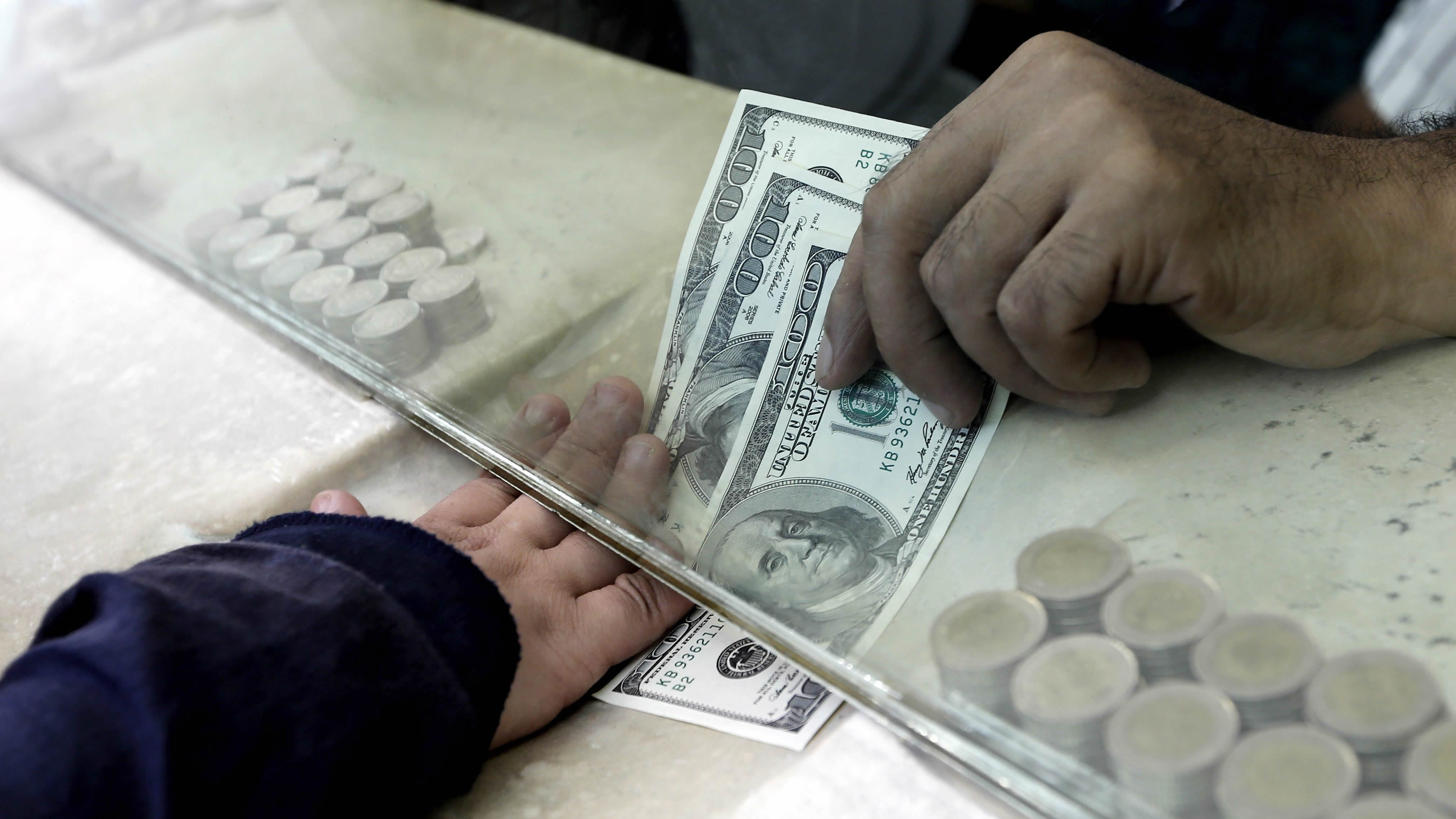 Foto de dinero recibido en banco