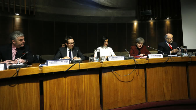 De izquierda a derecha: Rodrigo Ramírez, Subsecretario de Telecomunicaciones de Chile; Juan Sebastián Rozo, Viceministro General TIC de Colombia; Yolanda Martínez, Titular de la Unidad de Gobierno Digital de la Secretaría de la Función Pública de México; Alicia Bárcena, Secretaria Ejecutiva de la Comisión Económica para América Latina y el Caribe (CEPAL); y Rubén Beltrán, Embajador de México en Chile.