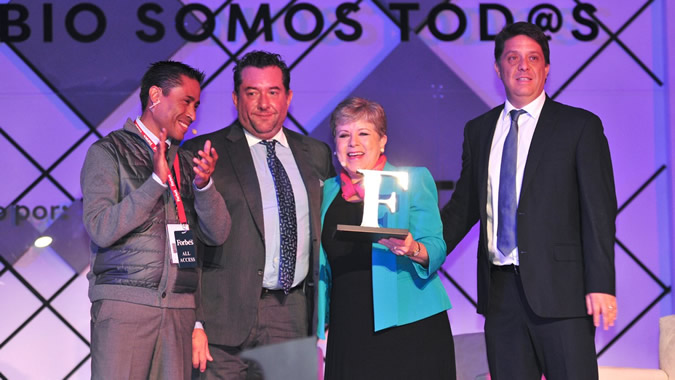Alicia Bárcena recibe reconocimiento del Foro Forbes Mujeres Poderosas 2018.