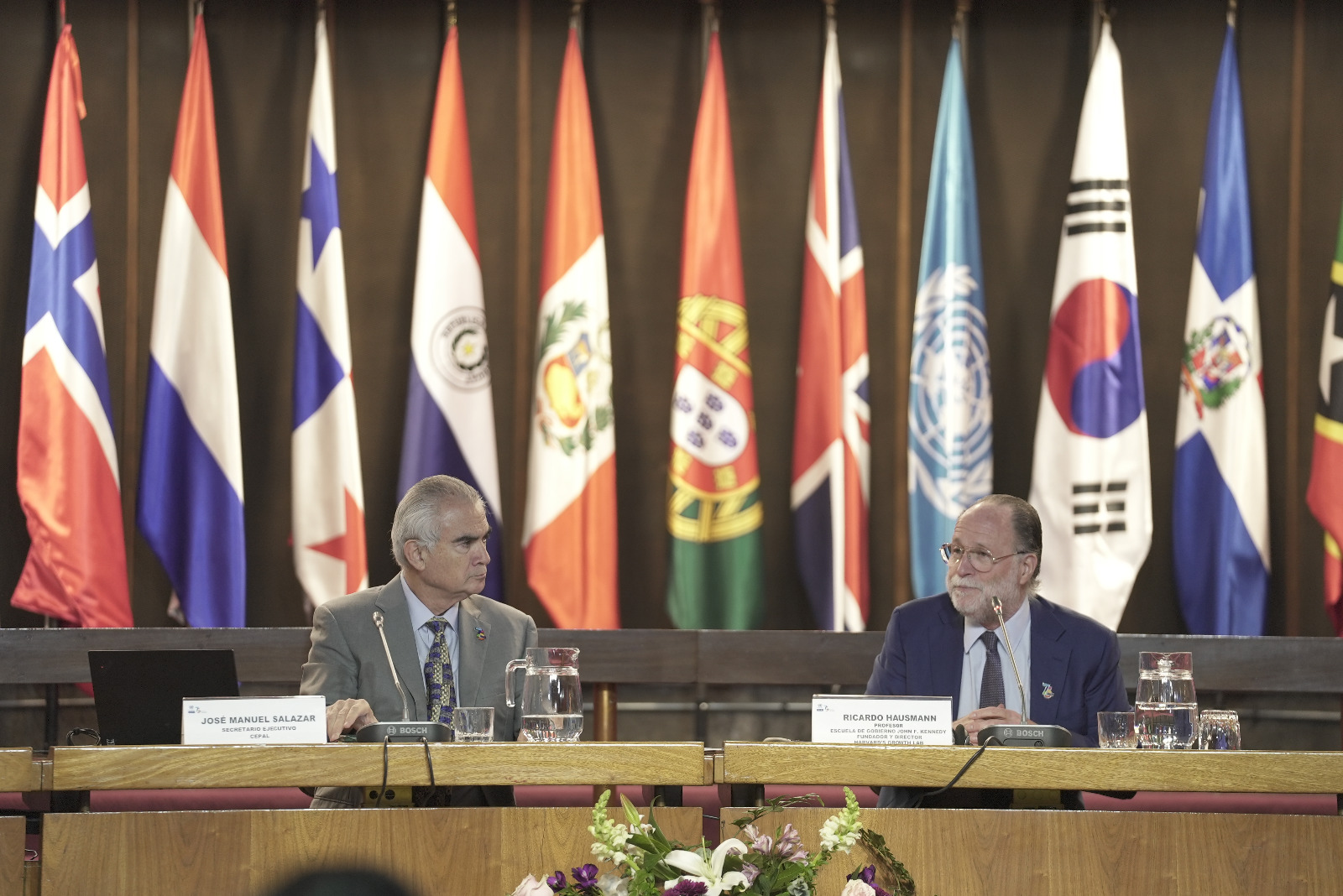 El profesor Ricardo Hausmann junto al Secretario Ejecutivo de la CEPAL