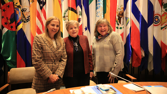 De izquierda a derecha: Isabel Plá, Ministra de la Mujer y la Equidad de Género de Chile; Alicia Bárcena, Secretaria Ejecutiva de la CEPAL; y María Noel Vaeza, Directora Regional para las Américas y el Caribe de ONU Mujeres.