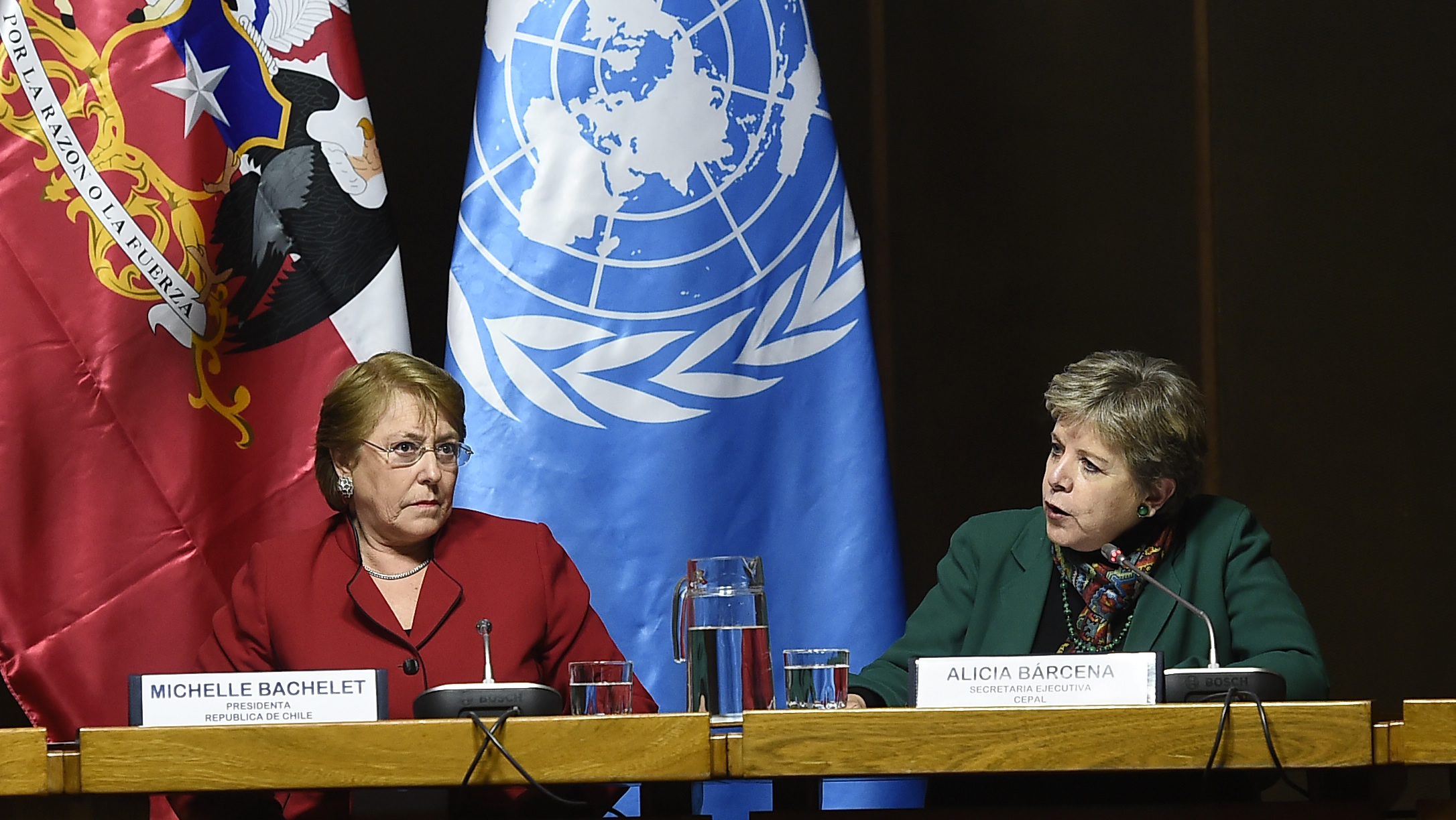 Michelle Bachelet, Presidenta de Chile (a la izquierda), y Alicia Bárcena, Secretaria Ejecutiva de la CEPAL, durante el seminario.