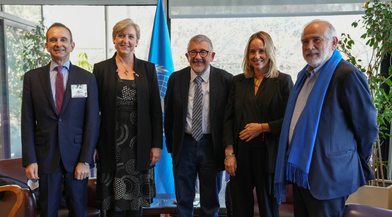 From right to left, Carlos Montes, Minister of Housing and Urban Planning of Chile; Clara Muzzio, Minister of Public Space and Urban Hygiene for the Government of the Autonomous City of Buenos Aires; Mario Cimoli, Acting Executive Secretary of ECLAC; Louise de Sousa, the United Kingdom’s Ambassador to Chile and Mauro Battocchi, Italy’s Ambassador to Chile.