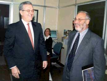 Foto de José Antonio Ocampo (izquierda) Secretario Ejecutivo de la CEPAL y Joseph Stiglitz, premio Nobel de Economía 2001