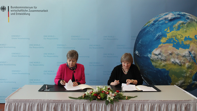 Imagen de la firma del acuerdo CEPAL-BMZ.