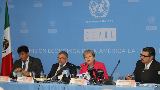A Secretária Executiva da CEPAL, Alicia Bárcena (al centro) durante a apresentação do relatório na Cidade de México