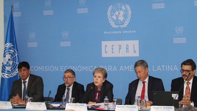 ECLAC Executive Secretary, Alicia Bárcena (center) during the launch of the report held in Mexico City