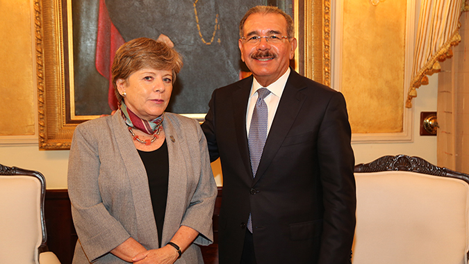 Alicia Bárcena junto al Presidente de República Dominicana