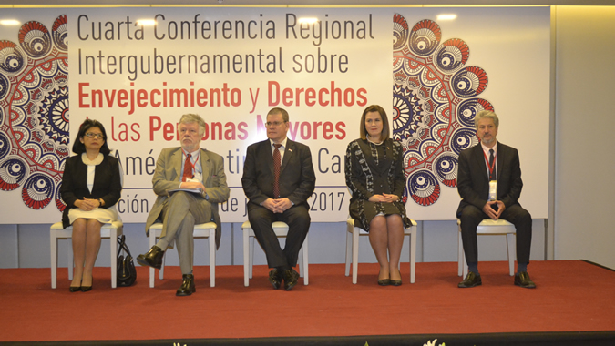 The Deputy Executive Secretary of the regional United Nations body, Antonio Prado; the Paraguayan Minister of Public Health and Social Welfare, Antonio Barrios and Paraguay’s Deputy Minister of Public Health, María Teresa Barán.