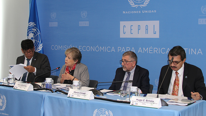 Alicia Bárcena, Secretaria Ejecutiva de la CEPAL, presentó el informe en Cuidad de México.