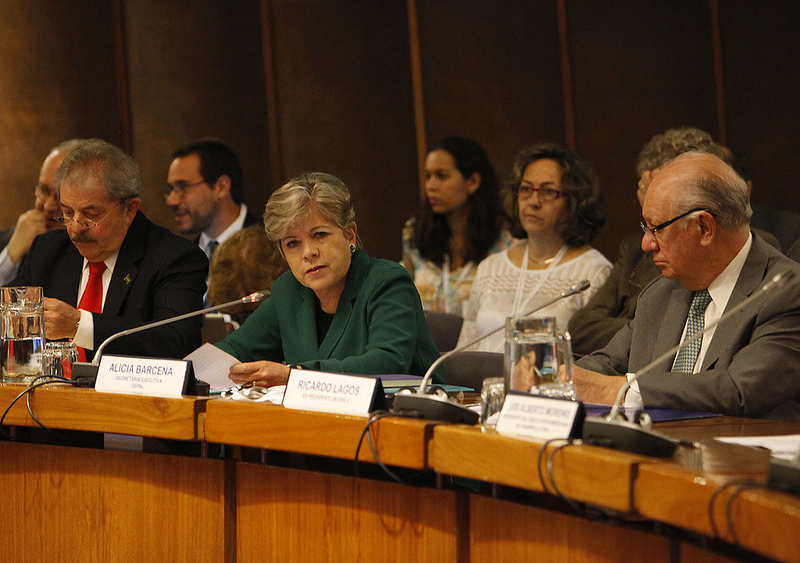 El ex Presidente de Brasil Luiz Inácio Lula da Silva, la Secretaria Ejecutiva de la CEPAL Alicia Bárcena y el ex mandatario chileno Ricardo Lagos participan en la apertura del seminario Desarrollo e integración en América Latina. El ex Presidente de Brasil Luiz Inácio Lula da Silva, la Secretaria Ejecutiva de la CEPAL Alicia Bárcena y el ex mandatario chileno Ricardo Lagos participan en la apertura del seminario Desarrollo e integración en América Latina.