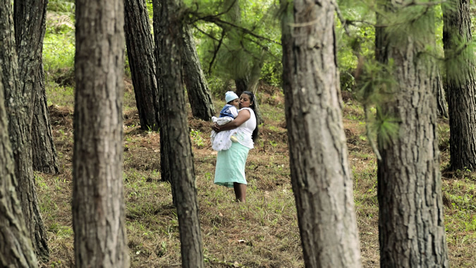 Foto de una madre con su niño en un bosque