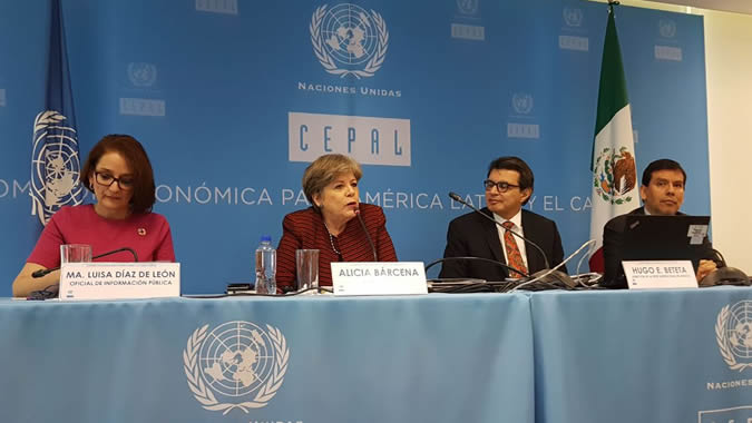 La Secretaria Ejecutiva de la CEPAL, Alicia Bárcena (al centro) durante la presentación del informe realizada en Ciudad de México