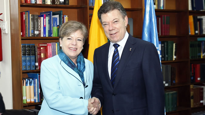 La Secretaria Ejecutiva de la CEPAL, Alicia Bárcena, junto al Presidente de Colombia, Juan Manuel Santos, en una imagen de archivo.