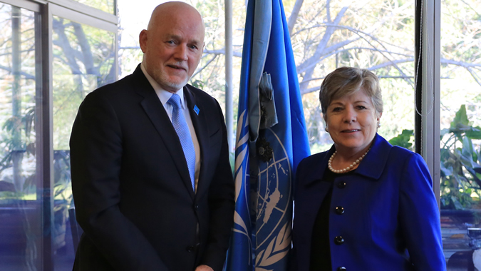 Peter Thomson, Enviado Especial del Secretario General de las Naciones Unidas para los Océanos, visitó la sede de la CEPAL en Santiago, Chile, donde se reunió con la Secretaria Ejecutiva del organismo, Alicia Bárcena