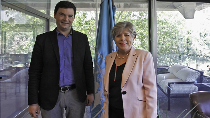 Foto de Thomas Piketty con la Secretaria Ejecutiva de la CEPAL, Alicia Bárcena