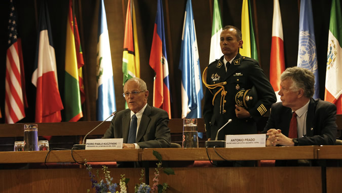 El Presidente de Perú, Pedro Pablo Kuczynski y el Secretario Ejecutivo Adjunto de la CEPAL, Antonio Prado. 