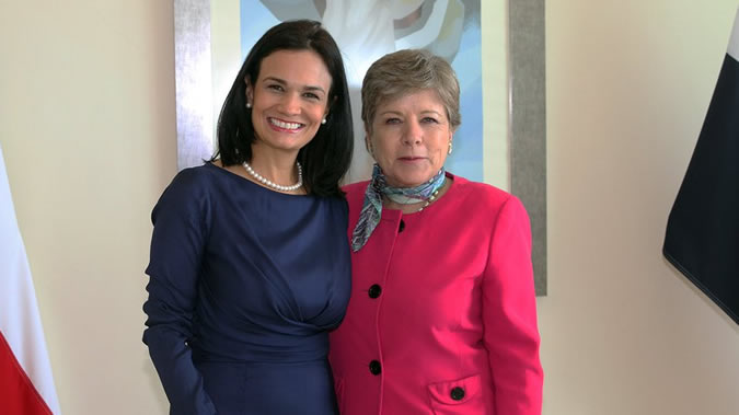 La Vicepresidenta de Panamá, Isabel de Saint Malo (izquierda), y la Secretaria Ejecutiva de la CEPAL, Alicia Bárcena.