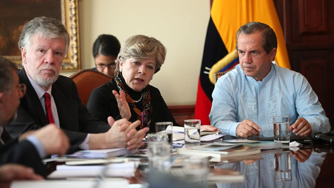 La Secretaria Ejecutiva de la CEPAL, Alicia Bárcena, acompañada del Secretario Ejecutivo Adjunto, Antonio Prado (izquierda), en la reunión con el Canciller de Ecuador, Ricardo Patiño.