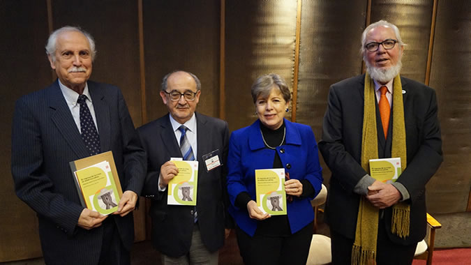 De derecha a izquierda, Juan Somavía, Director de la Academia Diplomática de Chile; Alicia Bárcena, Secretaria Ejecutiva de la CEPAL; Julio Sau, Gerente General del Fondo de Cultura Económica de Chile, y Luis Maira, Secretario Ejecutivo del RIAL.