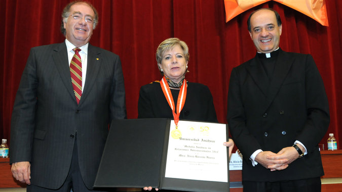 Foto de la Secretaria Ejecutiva de la CEPAL, Alicia Bárcena, al recibir la medalla.