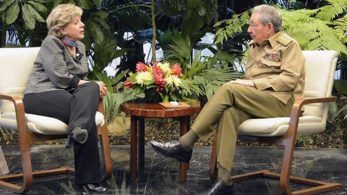 Foto de la Secretaria Ejecutiva de la CEPAL, Alicia Bárcena, junto al Presidente de Cuba, Raúl Castro.