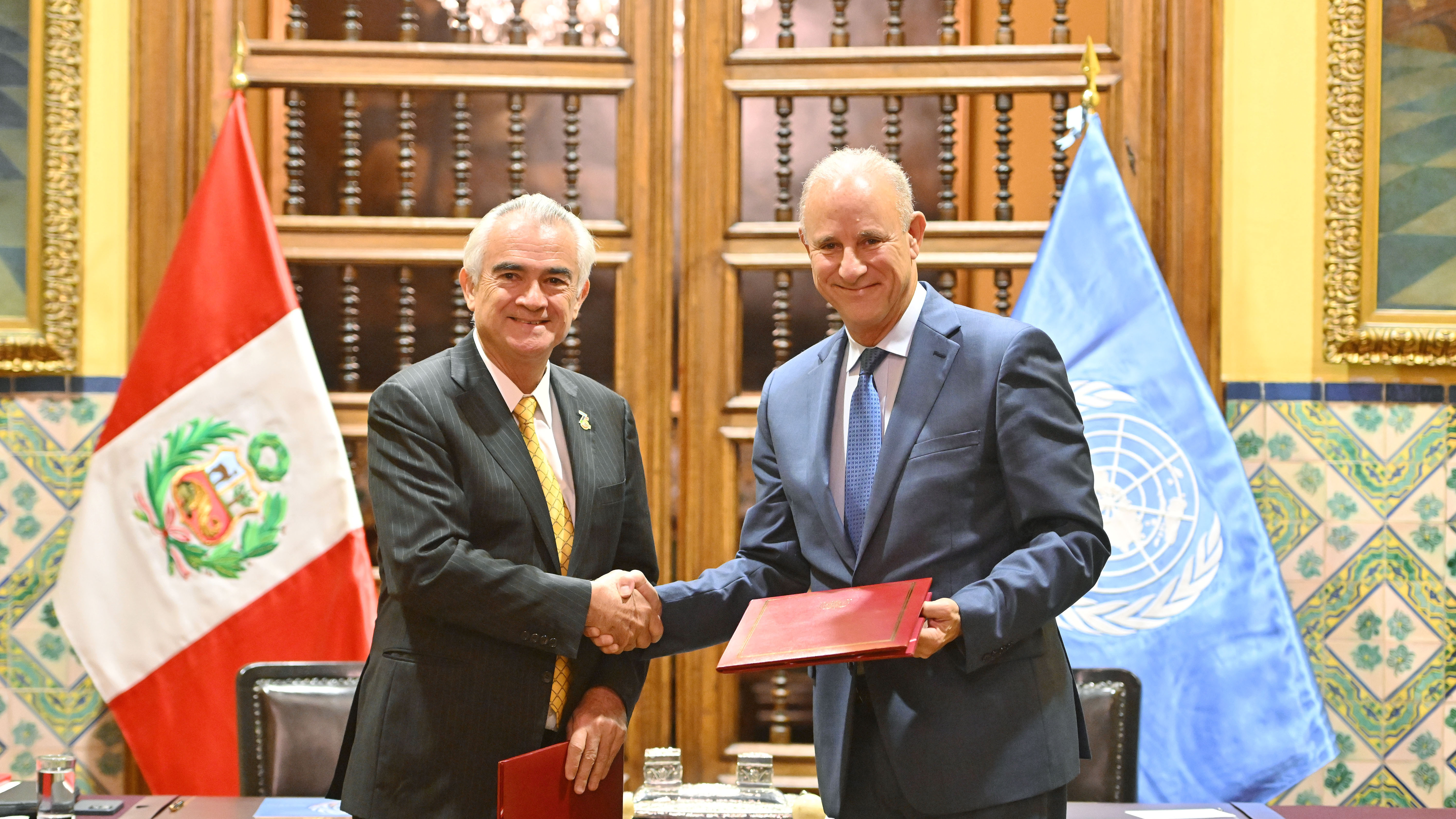 ECLAC Executive Secretary gives a handshake to the Peruvian Minister of Foreign Affairs