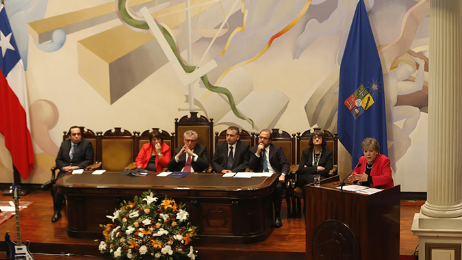 Alicia Bárcena, Secretaria Ejecutiva de la CEPAL, durante su conferencia magistral en la Universidad de Chile.