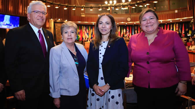 De izquierda a derecha: Boris E. Utria, Gerente General de Operaciones para Bolivia, Chile, Ecuador y Perú del Grupo Banco Mundial; Alicia, Bárcena, Secretaria Ejecutiva de la CEPAL; Isabel Plá, Ministra de la Mujer y la Equidad de Género de Chile; y Nayda Almodóvar-Reteguis, Especialista del Grupo Banco Mundial.