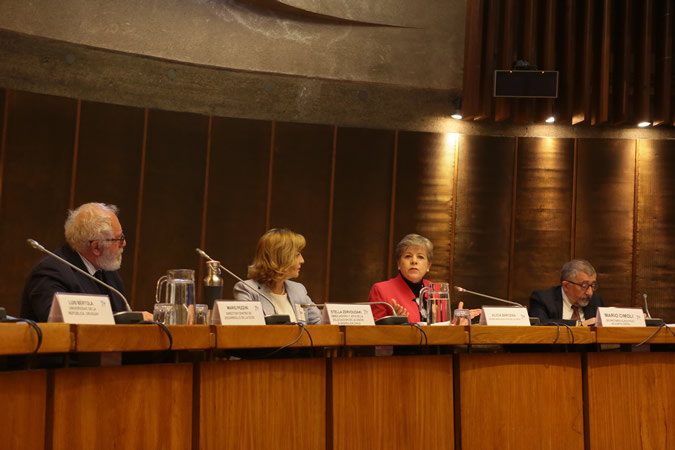 From left to right: Mario Pezzini, Director of the OECD Development Centre; Stella Zervoudaki, Ambassador and Head of the European Union Delegation in Chile; Alicia Bárcena, ECLAC’s Executive Secretary, and Mario Cimoli, ECLAC’s Deputy Executive Secretary.