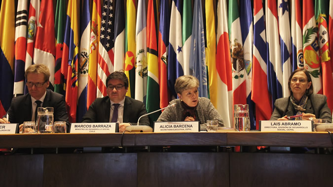De izquierda a derecha: Peter Sauer, Ministro Consejero de la Embajada de Alemania en Chile; Marcos Barraza, Ministro de Desarrollo Social de Chile; Alicia Bárcena, Secretaria Ejecutiva de la CEPAL; y Laís Abramo, Directora de la División de Desarrollo Social de la CEPAL.
