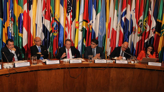 Autoridades y expertos presentes en la reunión