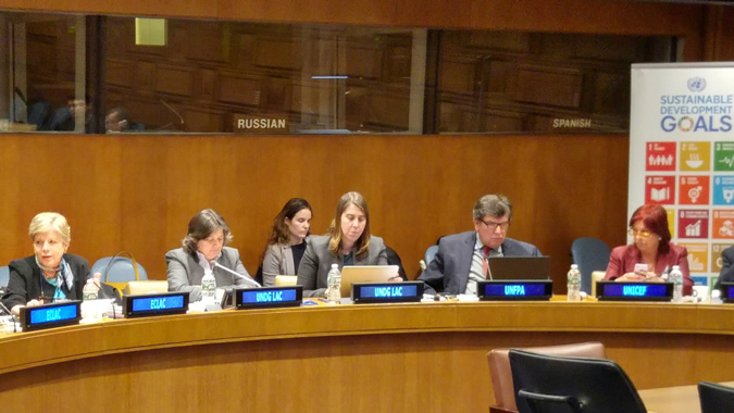 Alicia Bárcena, Secretaria Ejecutiva de la CEPAL (izquierda) durante la reunión conjunta del UNDG-LAC y RCM en Nueva York. Foto de la reunión
