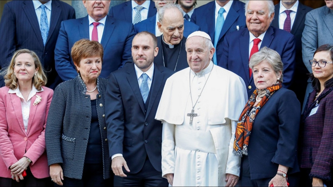 Alicia Bárcena, Secretaria Ejecutiva de la CEPAL, junto al Papa Francisco, el Ministro de Economía y Finanzas de Argentina, Martín Guzmán, y la Directora del FMI, Kristalina Georgieva, entre otras autoridades.