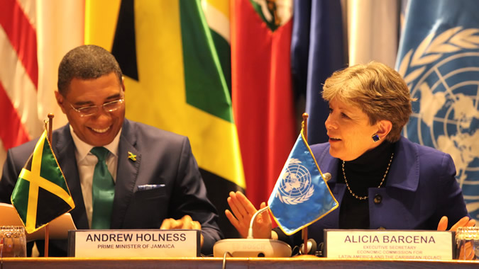 El Primer Ministro de Jamaica, Andrew Holness, junto a la Secretaria Ejecutiva de la CEPAL, Alicia Bárcena.