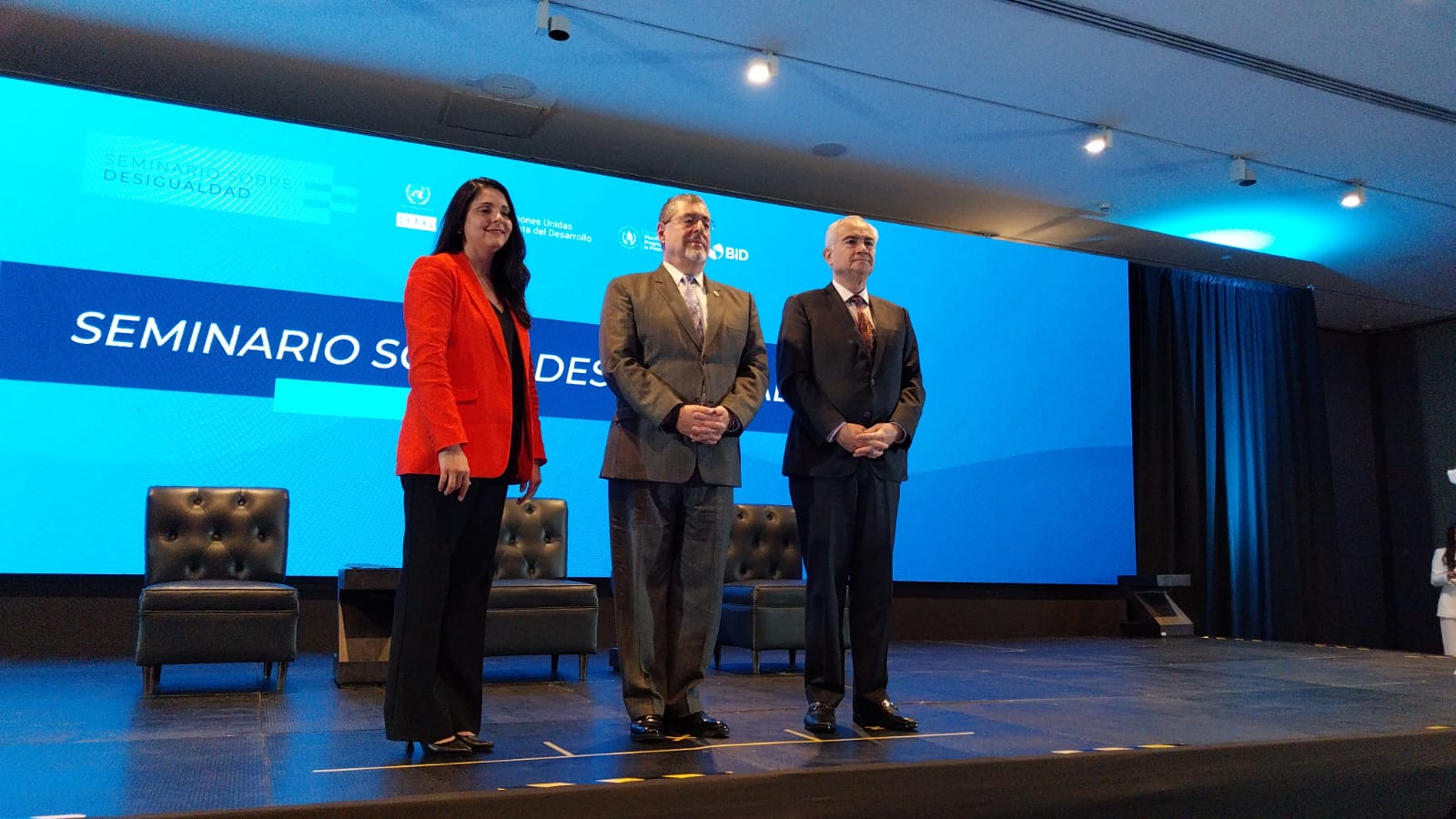 Foto (de izquierda a derecha): Ignez Tristao, Representante del BID en Guatemala; Bernardo Arévalo de León, Presidente de Guatemala; y José Manuel Salazar-Xirinachs, Secretario Ejecutivo de la CEPAL.