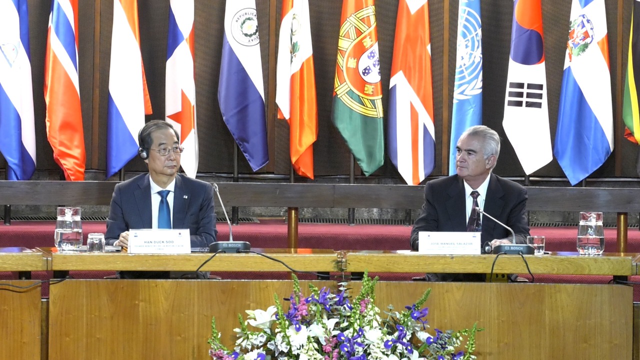 Primer Ministro de la República de Corea, Han Duck-soo (izq), y el Secretario Ejecutivo de la CEPAL, José Manuel Salazar-Xirinachs (der).