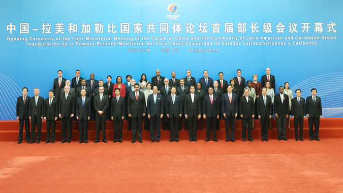 Foto grupal de las autoridades participantes en el Foro China-CELAC