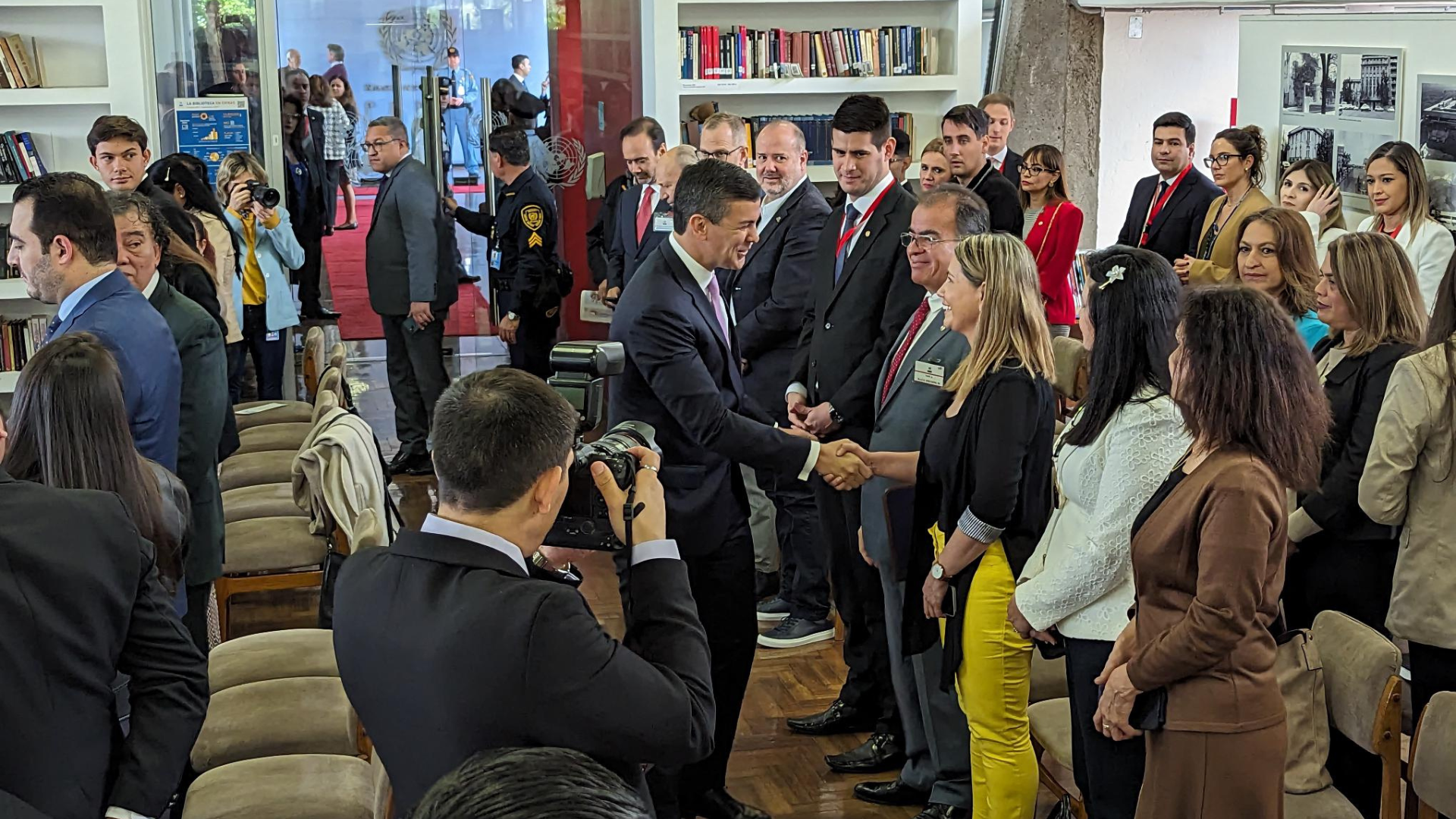 El presidente de Paraguay visitó la Biblioteca Hernán Santa Cruz de la CEPAL
